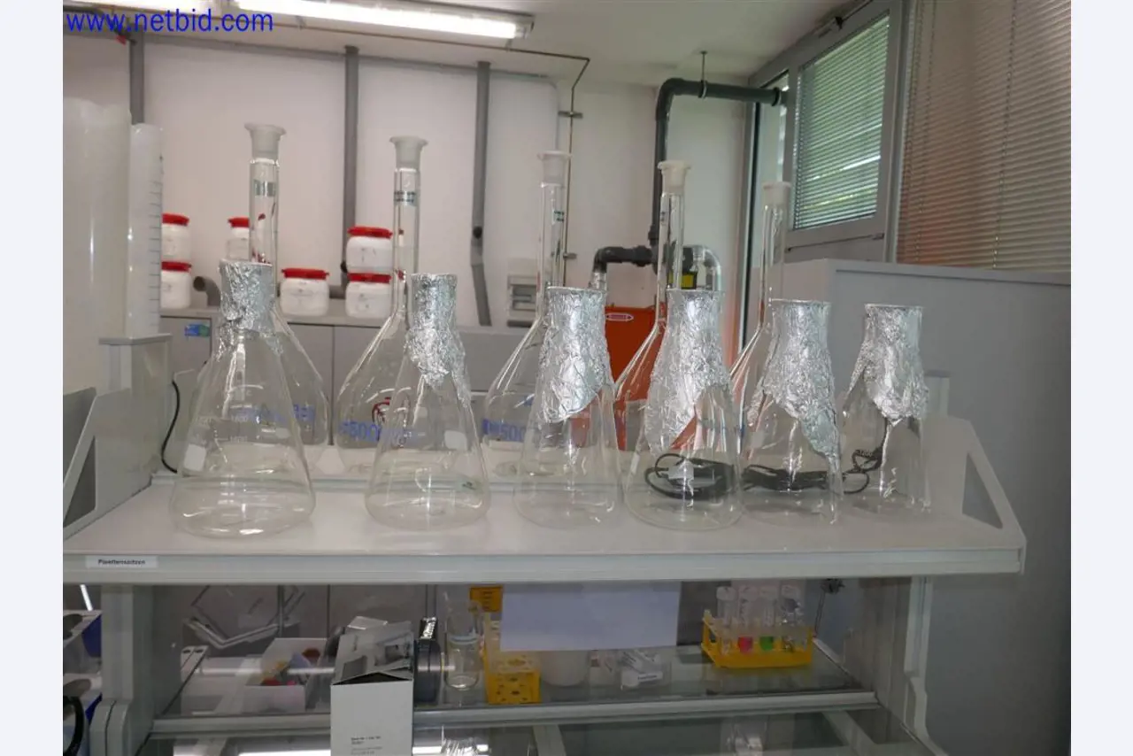 Equipamento de laboratório extenso e bem conservado-8