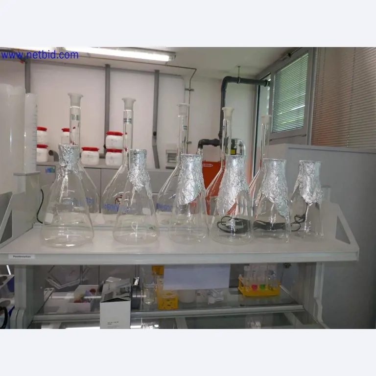 Equipamento de laboratório extenso e bem conservado-8