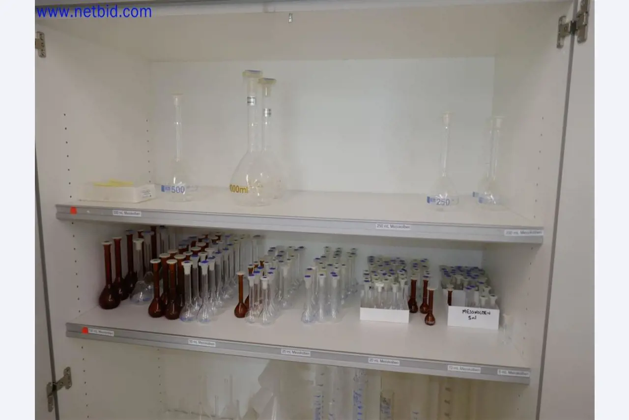 Equipamento de laboratório extenso e bem conservado-9