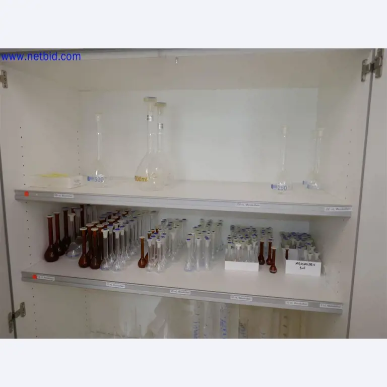 Equipamento de laboratório extenso e bem conservado-9