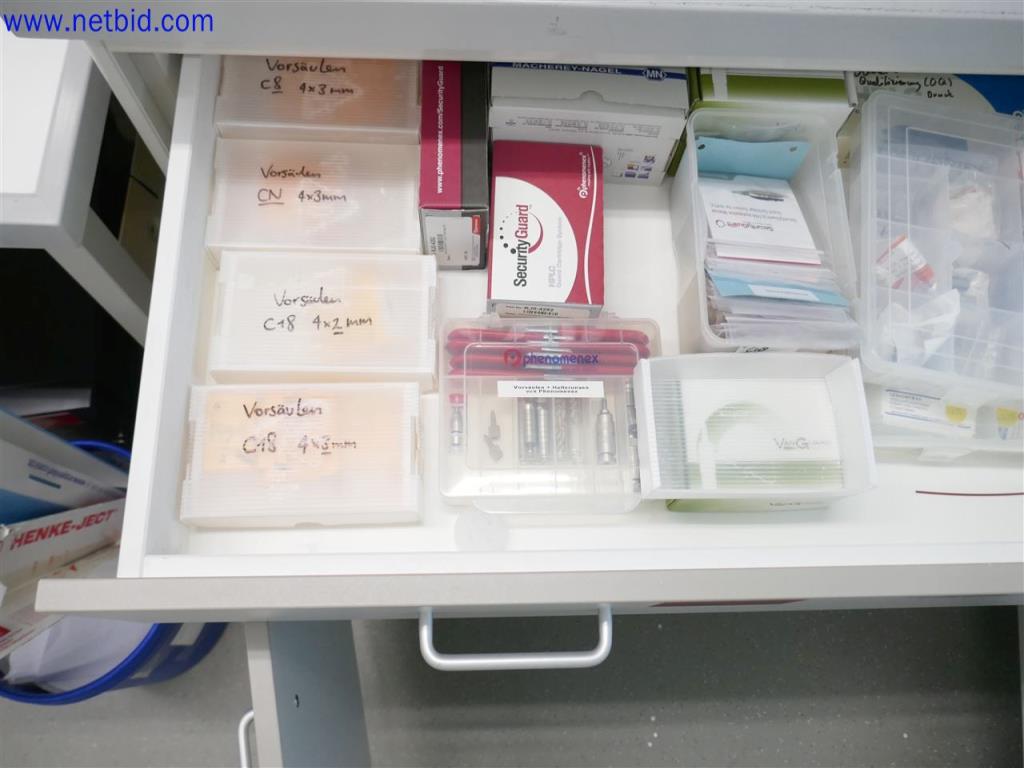 Equipos de laboratorio amplios y en buen estado-1