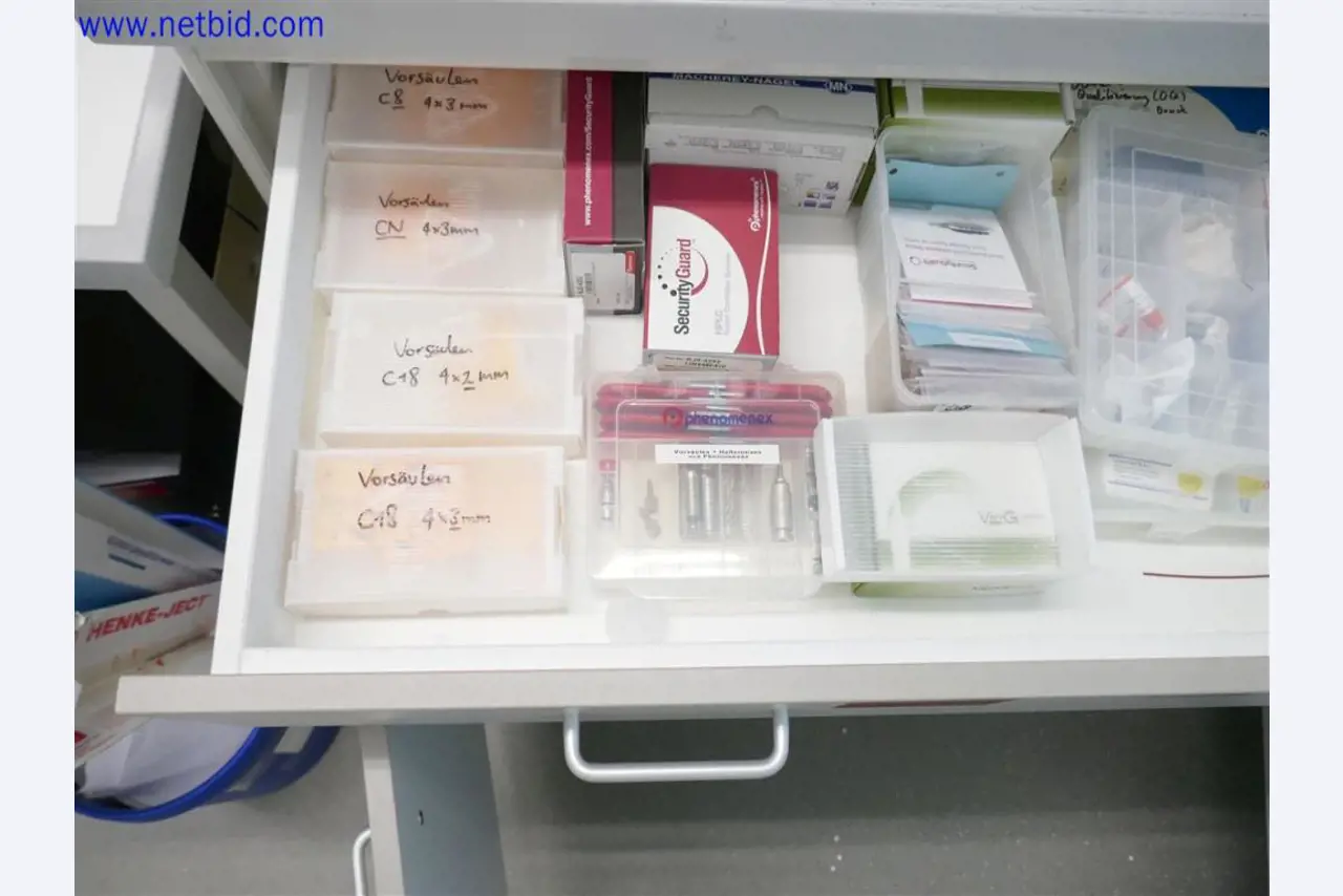 Equipos de laboratorio amplios y en buen estado-1