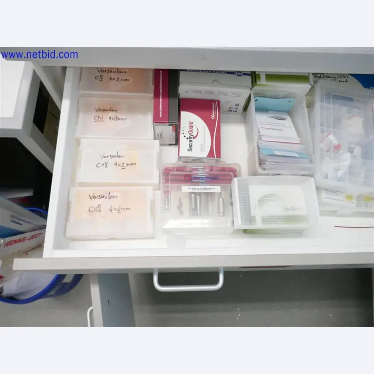 Equipos de laboratorio amplios y en buen estado-1