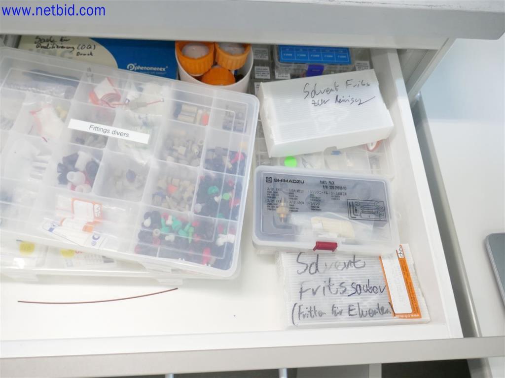 Equipos de laboratorio amplios y en buen estado-2