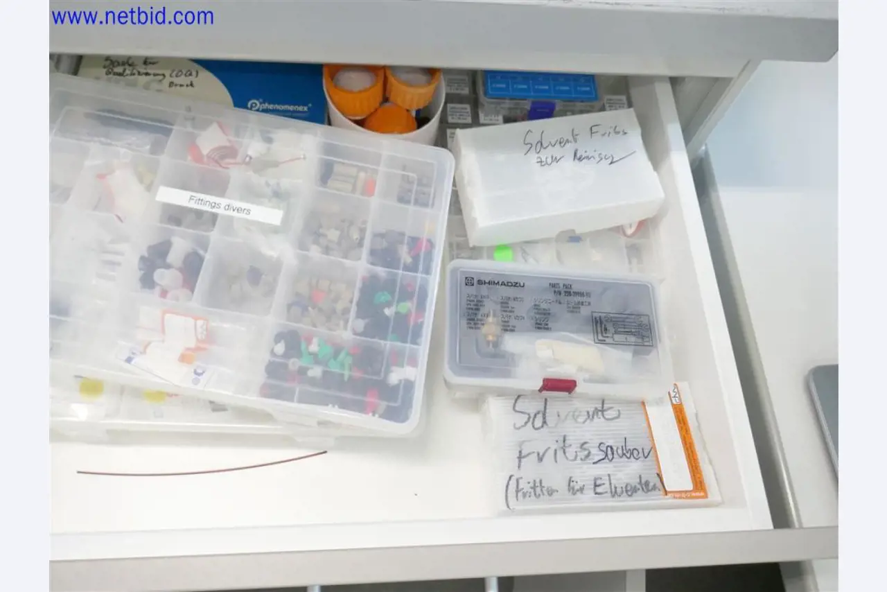 Equipos de laboratorio amplios y en buen estado-2