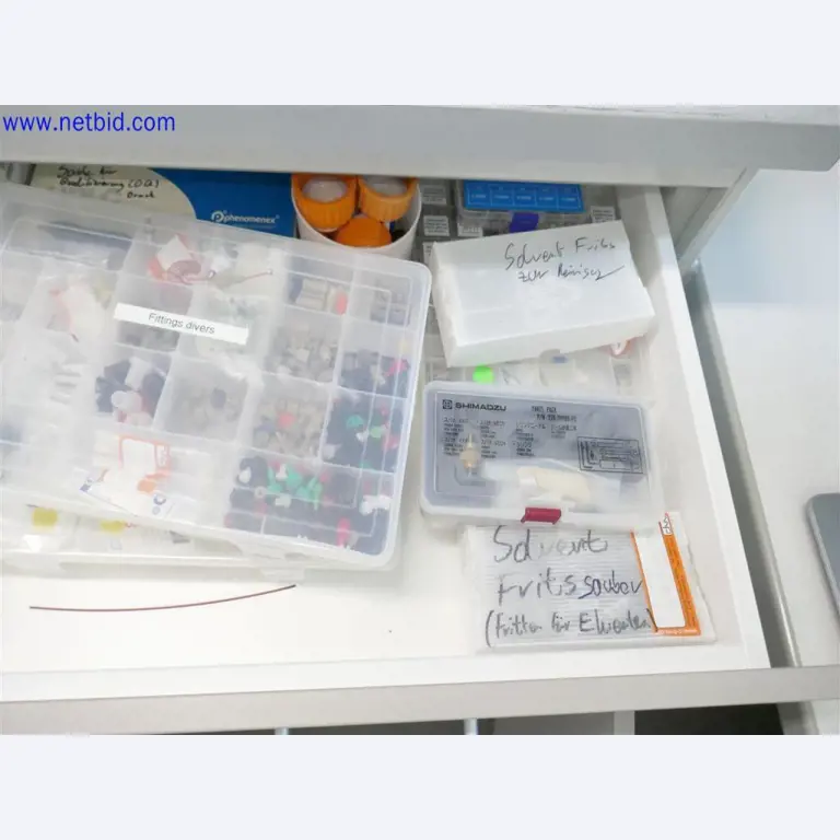 Equipos de laboratorio amplios y en buen estado-2