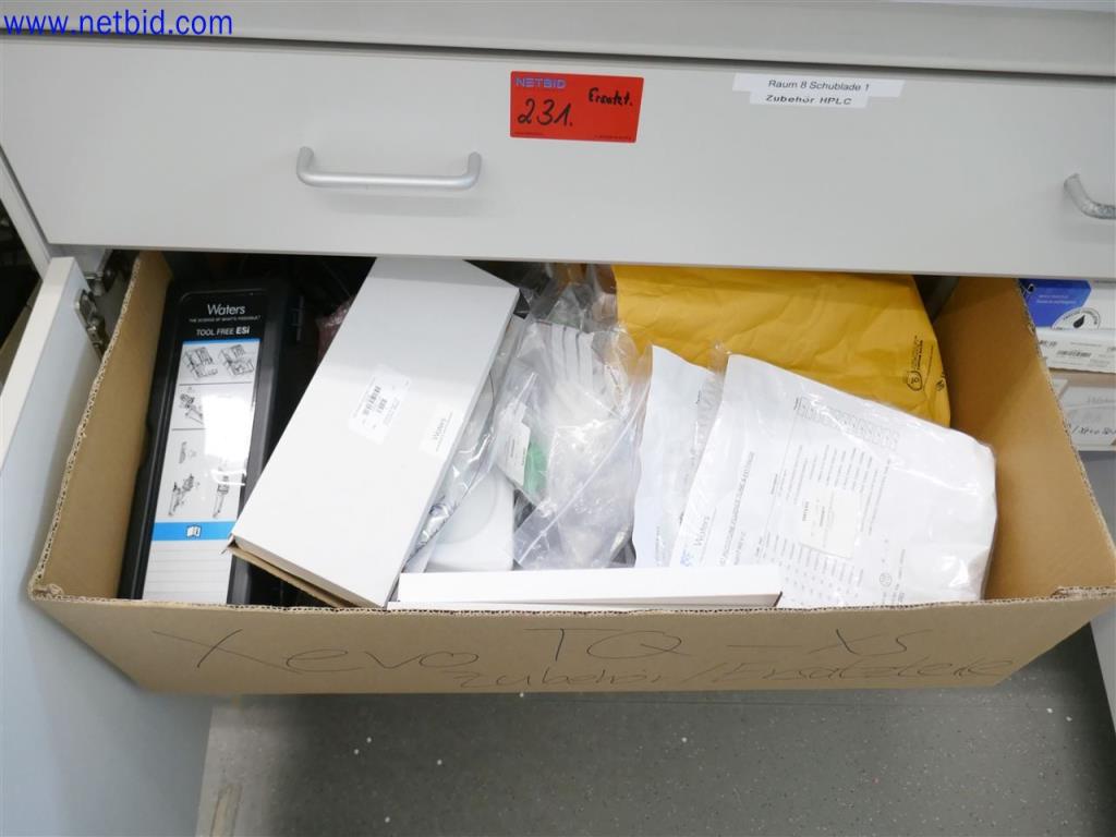 Equipos de laboratorio amplios y en buen estado-3