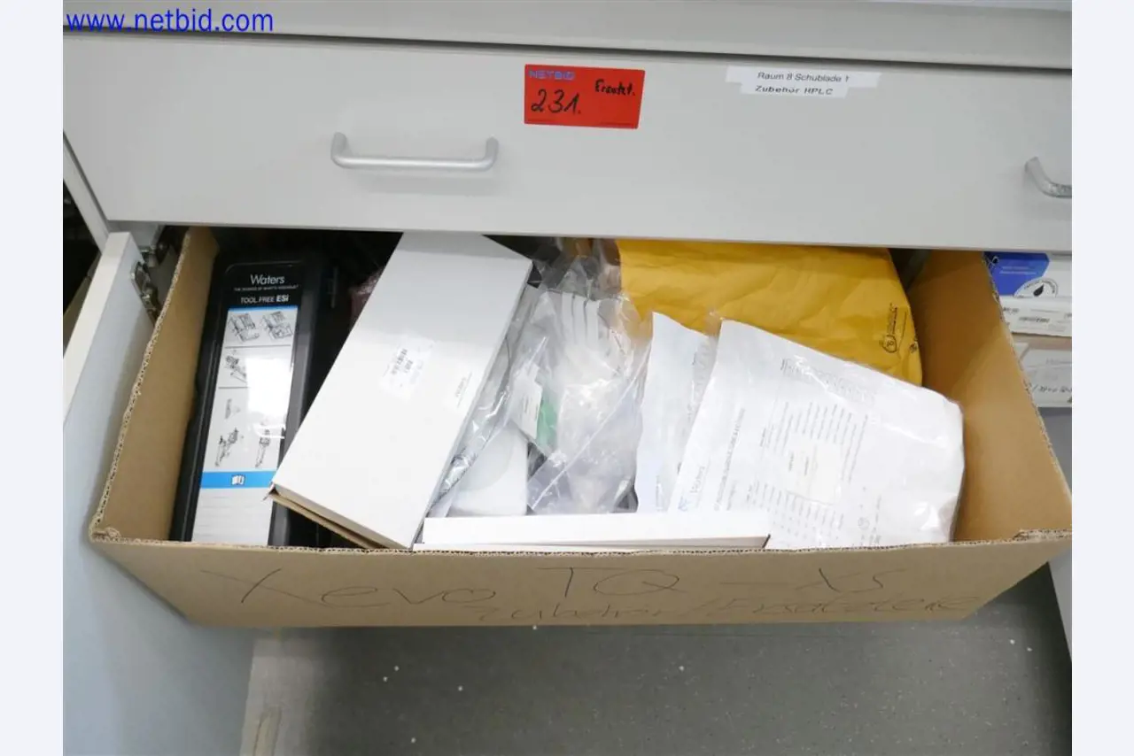 Equipos de laboratorio amplios y en buen estado-3