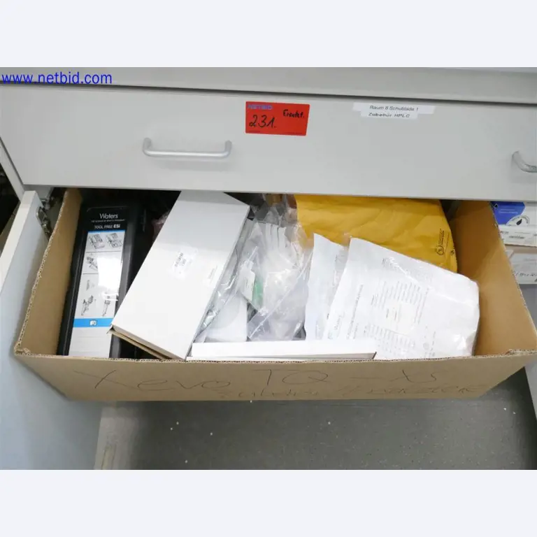 Equipos de laboratorio amplios y en buen estado-3