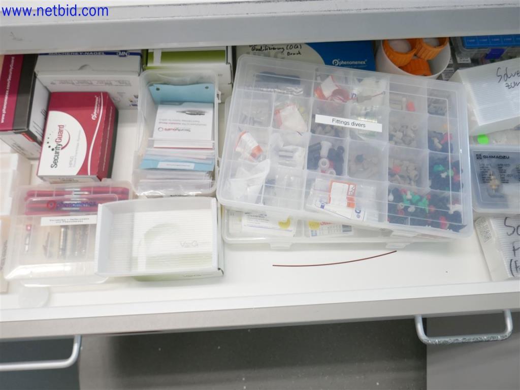 Equipos de laboratorio amplios y en buen estado-4