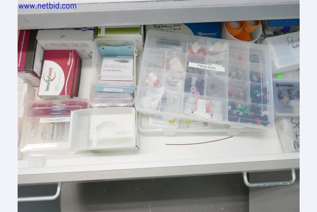 Equipos de laboratorio amplios y en buen estado-4