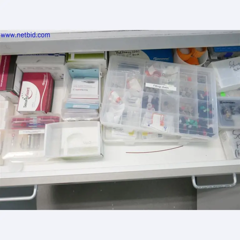 Equipos de laboratorio amplios y en buen estado-4