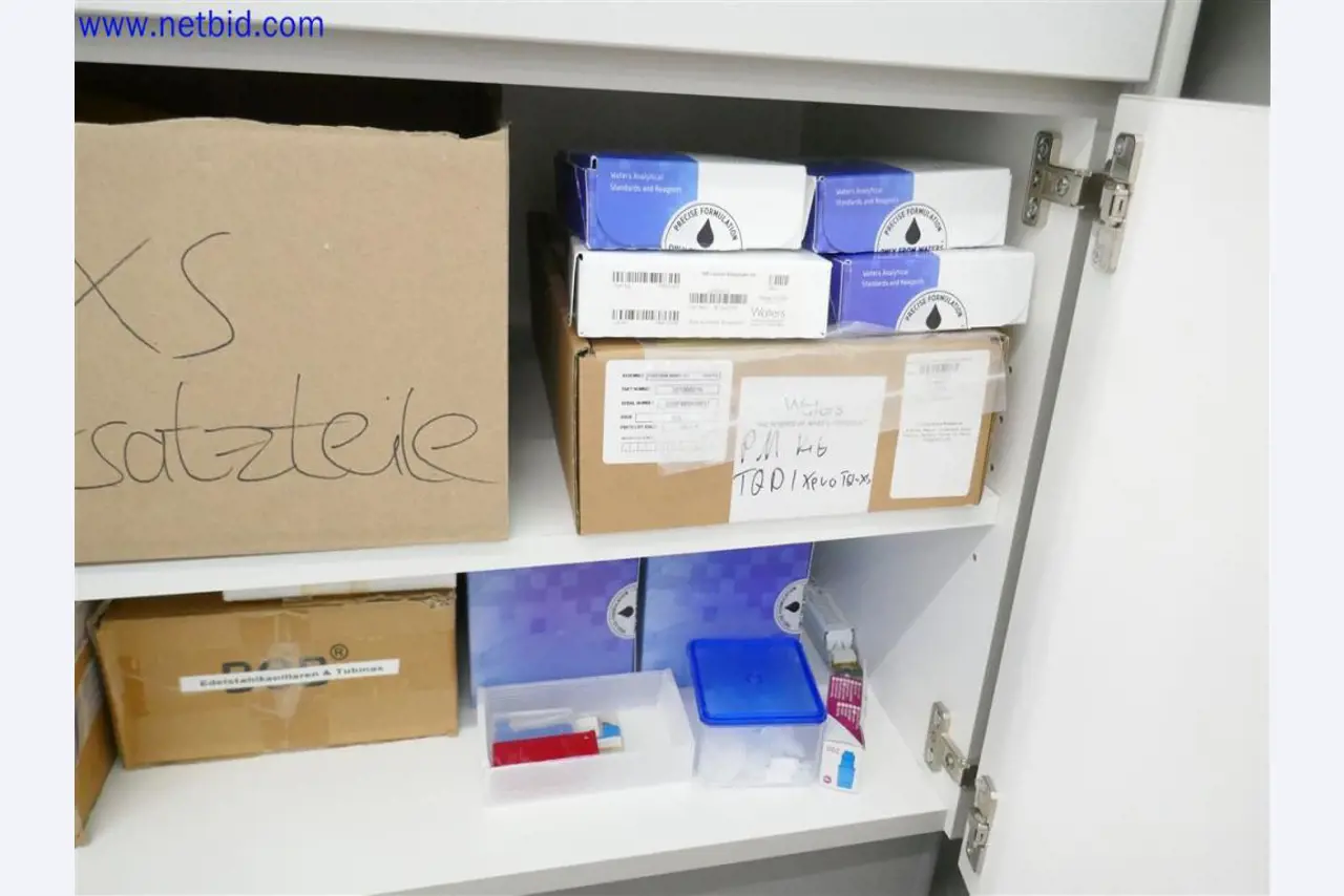 Equipos de laboratorio amplios y en buen estado-5