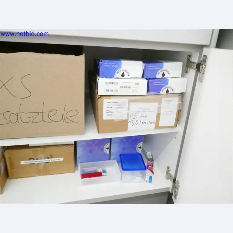 Equipos de laboratorio amplios y en buen estado-5