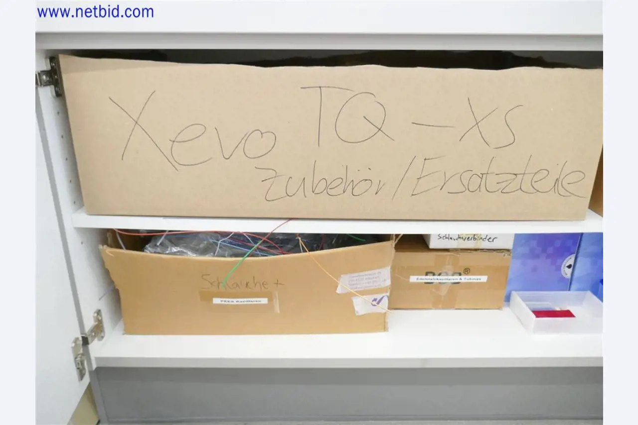 Equipos de laboratorio amplios y en buen estado-6