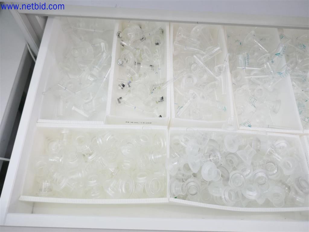 Dobře udržované a rozsáhlé laboratorní vybavení-1