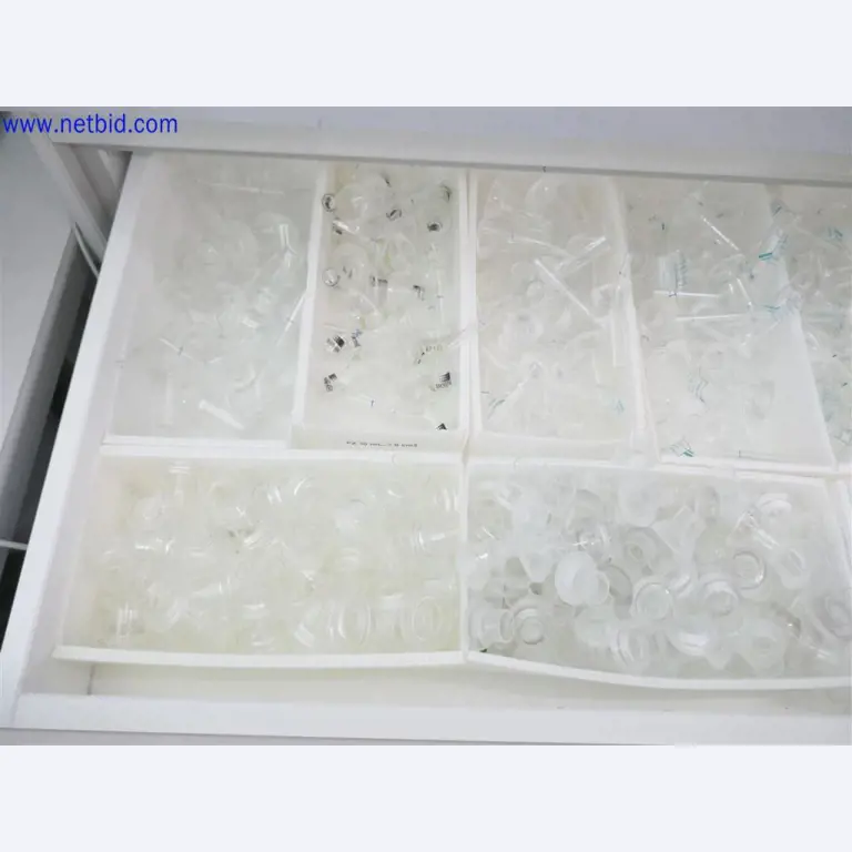 Dobře udržované a rozsáhlé laboratorní vybavení-1