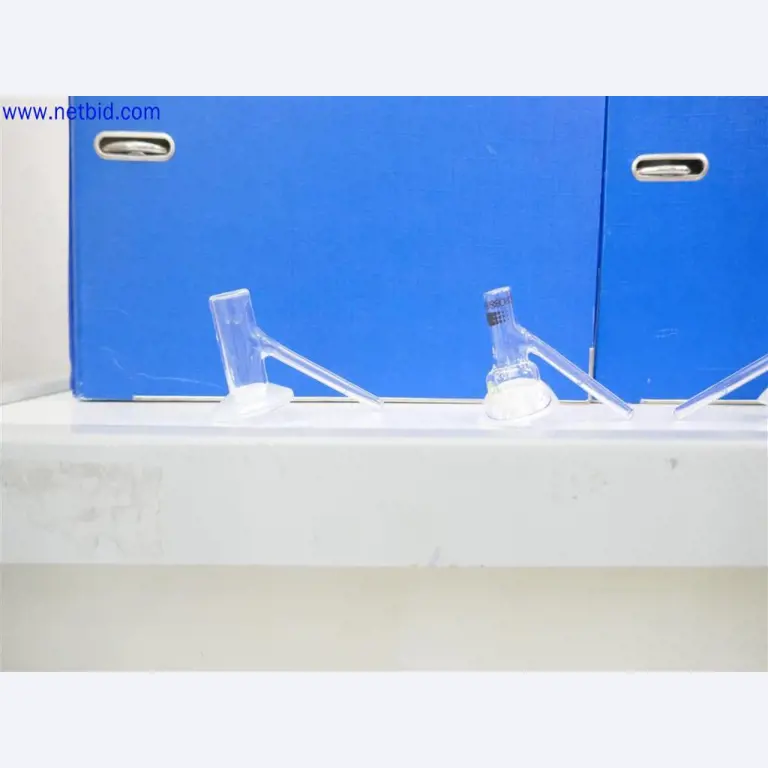 Dobře udržované a rozsáhlé laboratorní vybavení-2