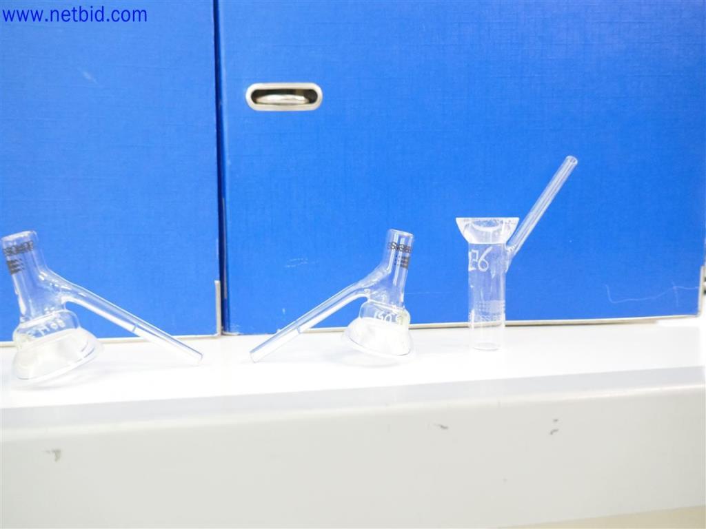 Dobře udržované a rozsáhlé laboratorní vybavení-3