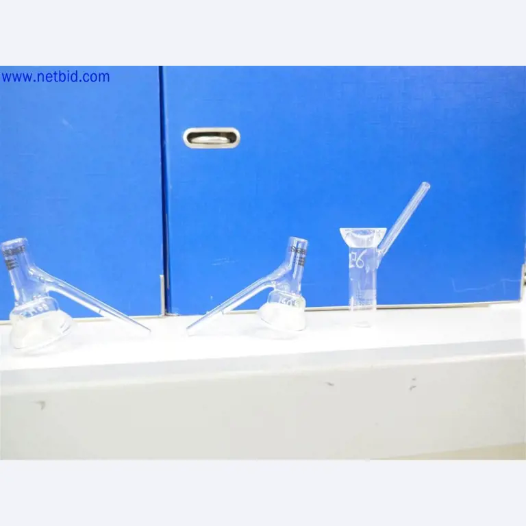 Dobře udržované a rozsáhlé laboratorní vybavení-3