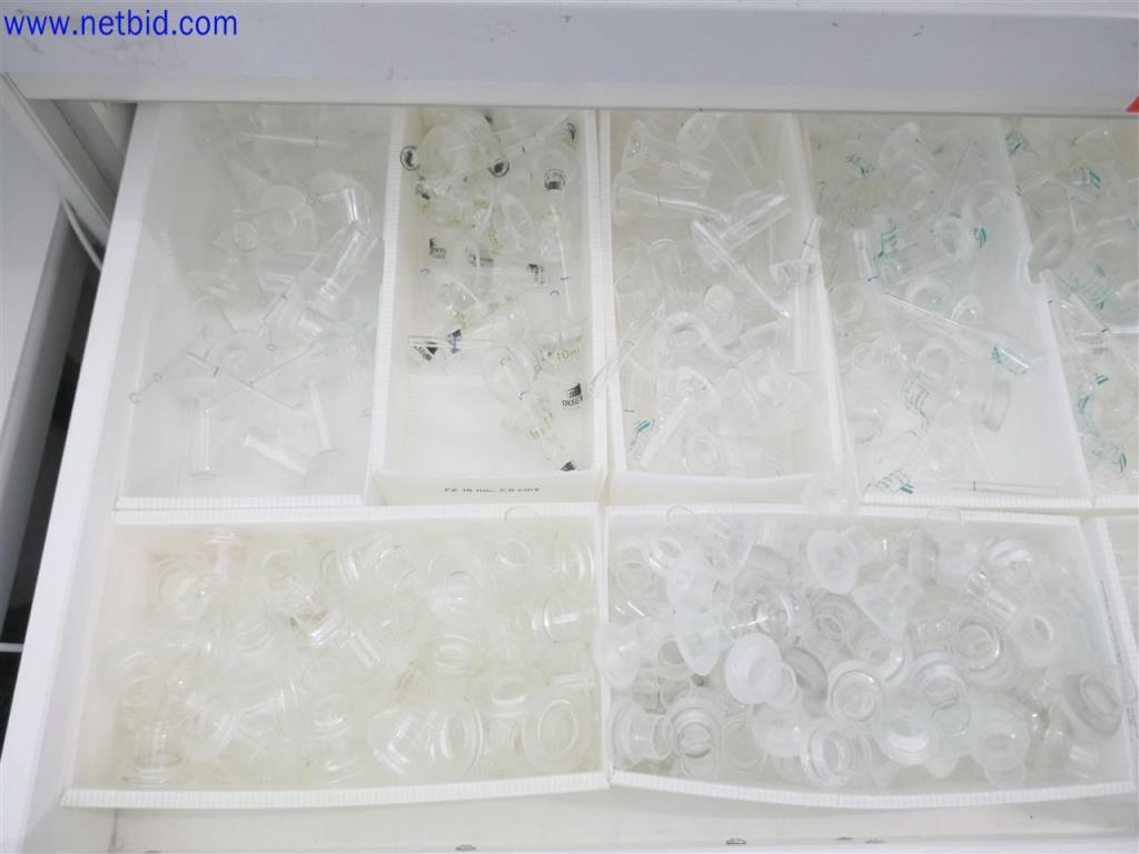 Dobře udržované a rozsáhlé laboratorní vybavení-4