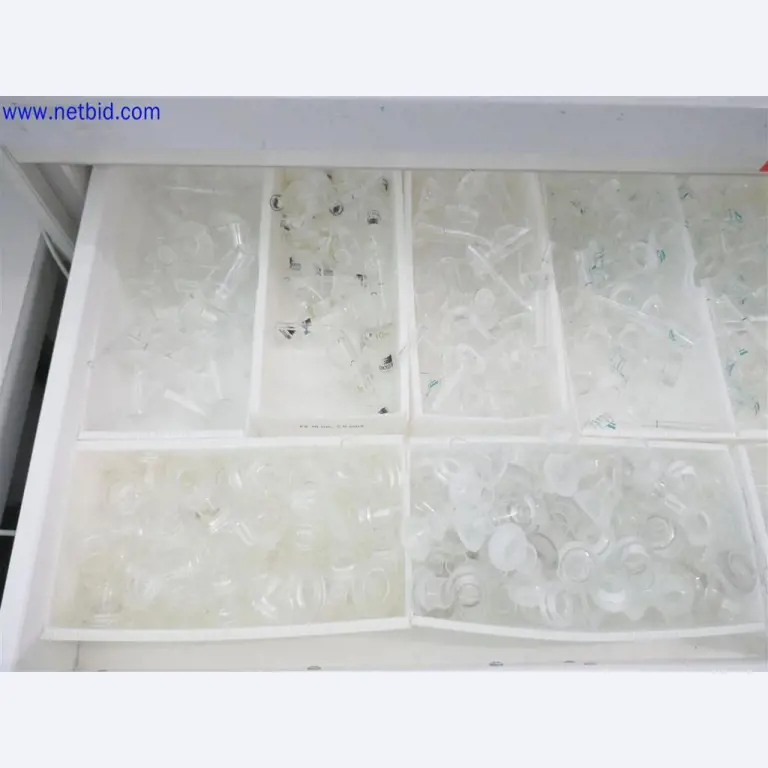 Dobře udržované a rozsáhlé laboratorní vybavení-4