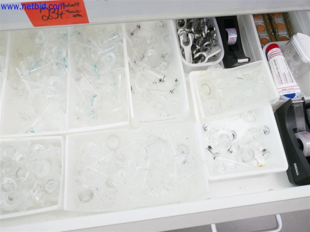 Dobře udržované a rozsáhlé laboratorní vybavení-5