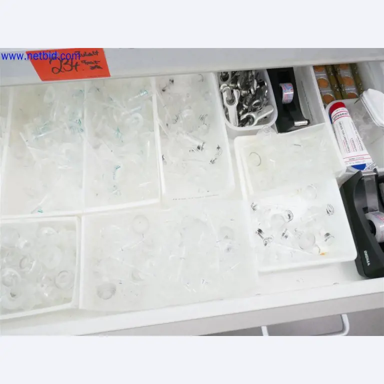 Dobře udržované a rozsáhlé laboratorní vybavení-5