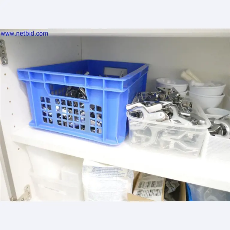 Dobře udržované a rozsáhlé laboratorní vybavení-6