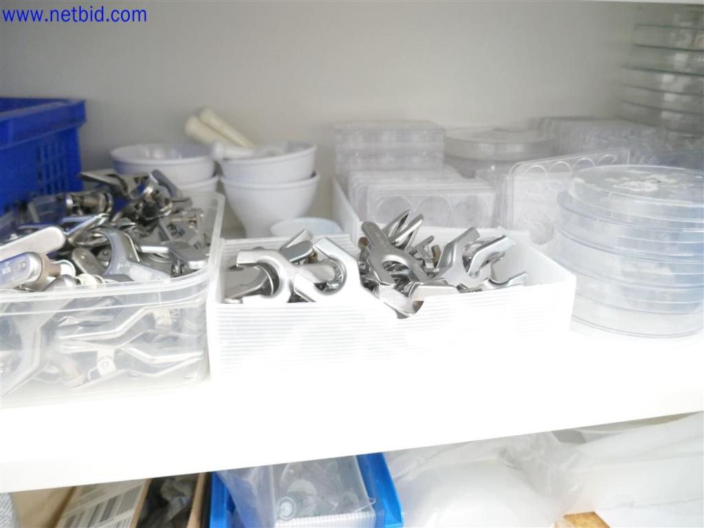 Dobře udržované a rozsáhlé laboratorní vybavení-7