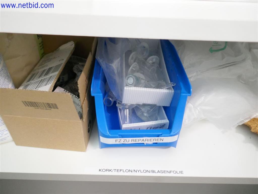 Dobře udržované a rozsáhlé laboratorní vybavení-8