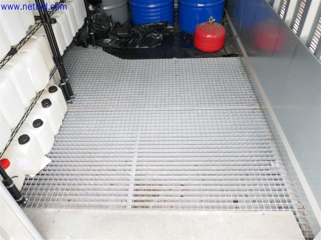 Dobře udržované a rozsáhlé laboratorní vybavení-4