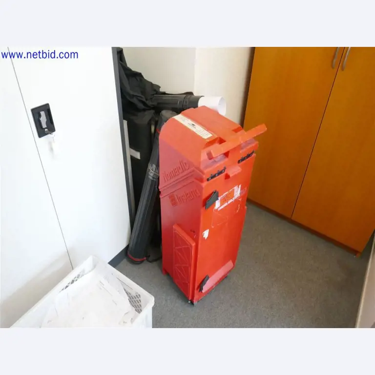 Dobře udržované a rozsáhlé laboratorní vybavení-2