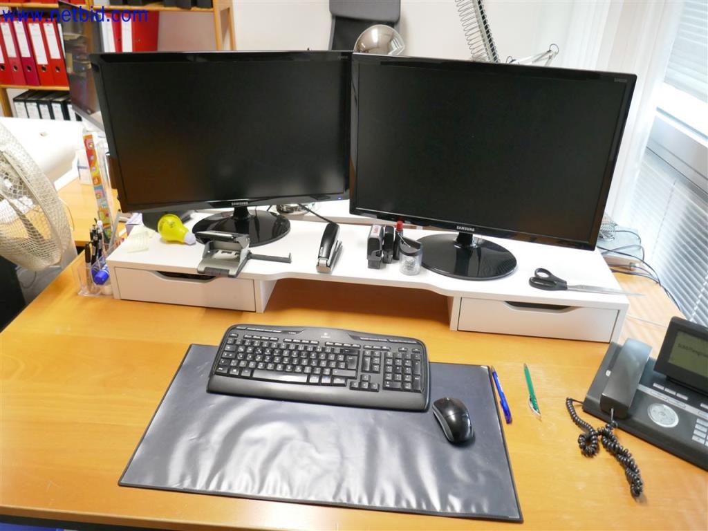 Gepflegte und umfangreiche Laborausstattung -1