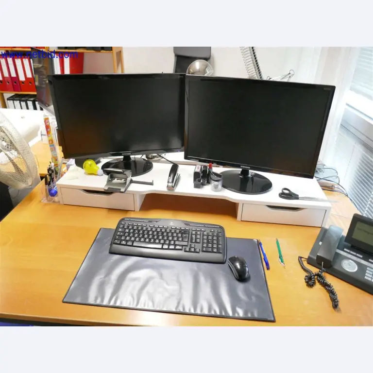 Equipamento de laboratório extenso e bem conservado-1