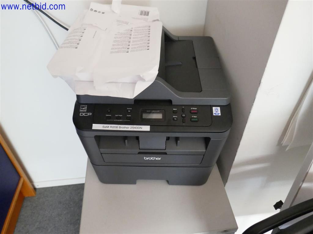 Gepflegte und umfangreiche Laborausstattung -3