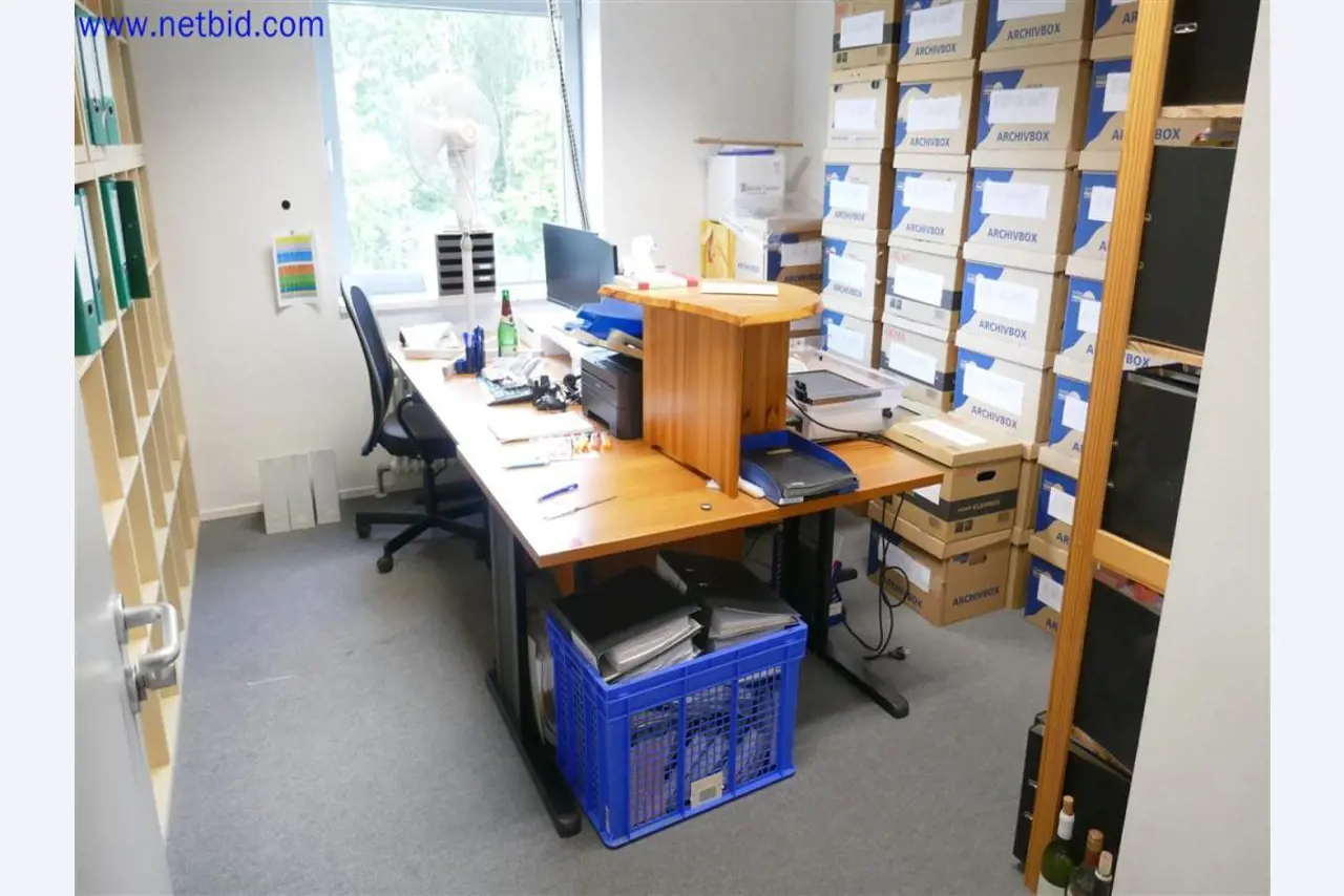 Equipos de laboratorio amplios y en buen estado-1