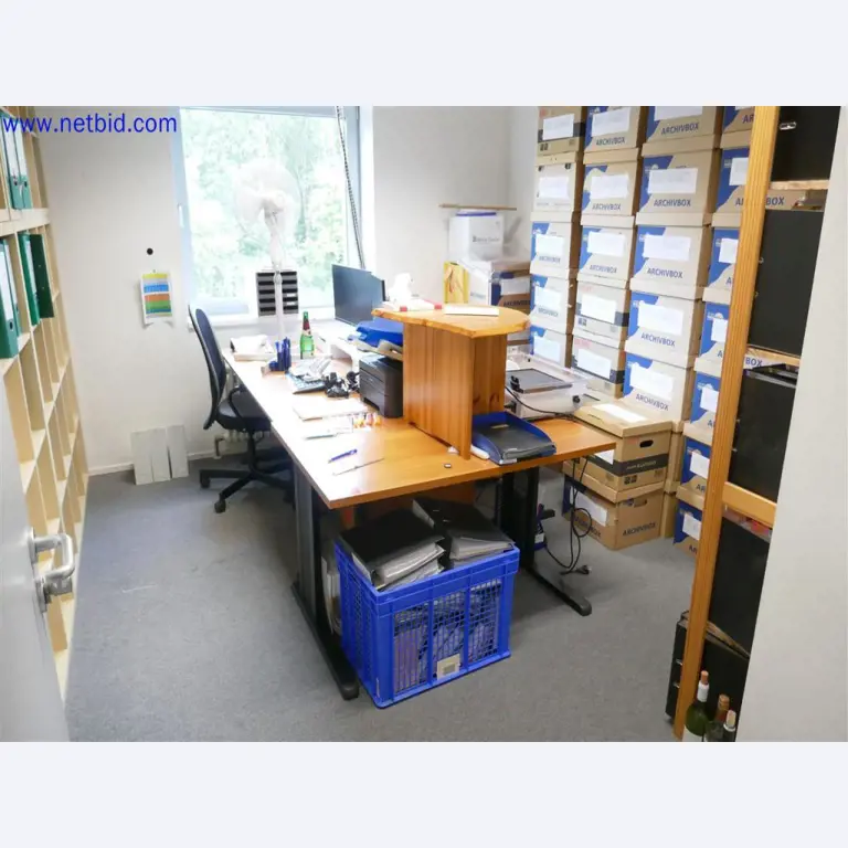 Equipos de laboratorio amplios y en buen estado-1