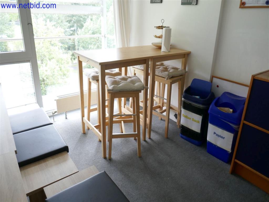 Gepflegte und umfangreiche Laborausstattung -1