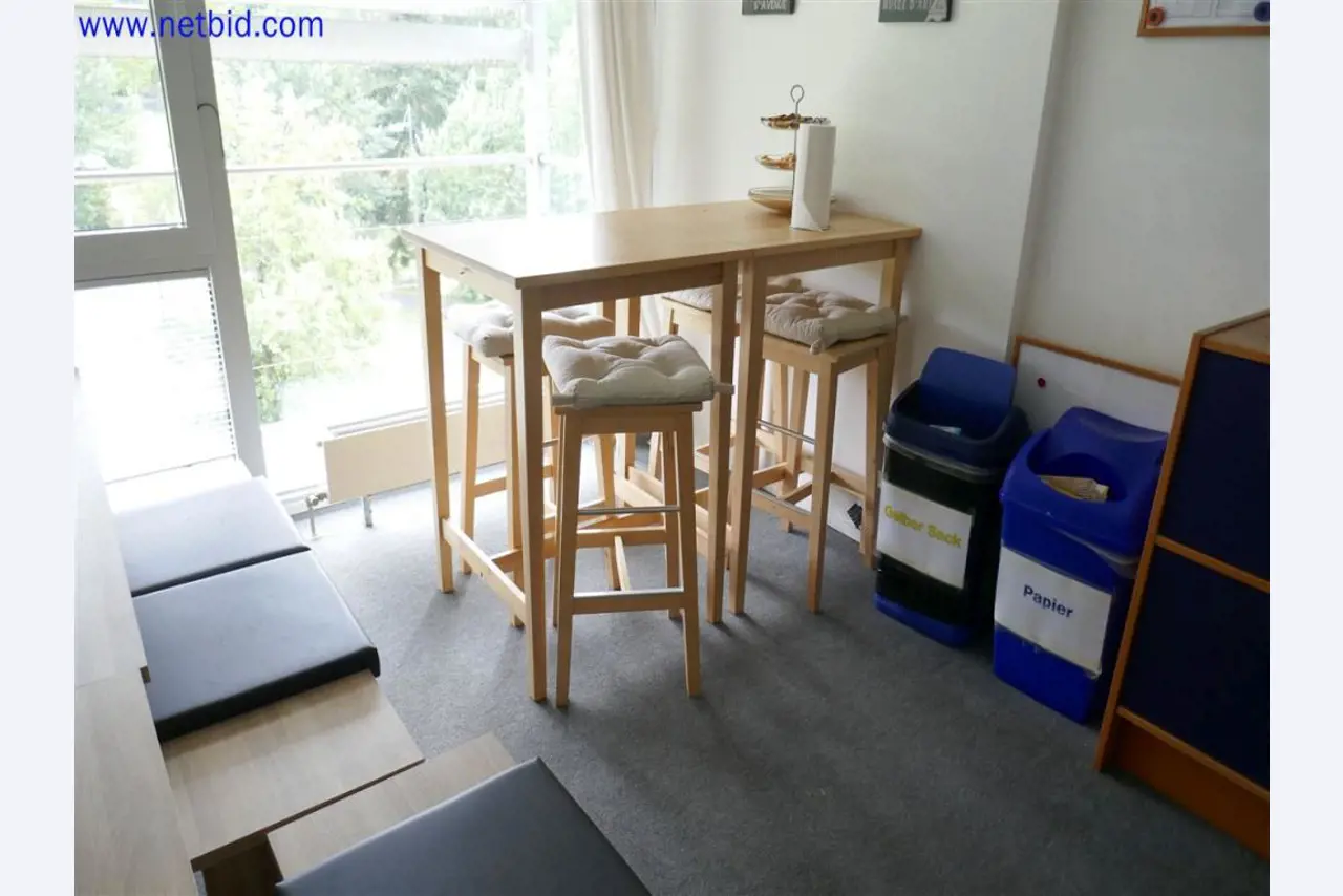 Gepflegte und umfangreiche Laborausstattung -1