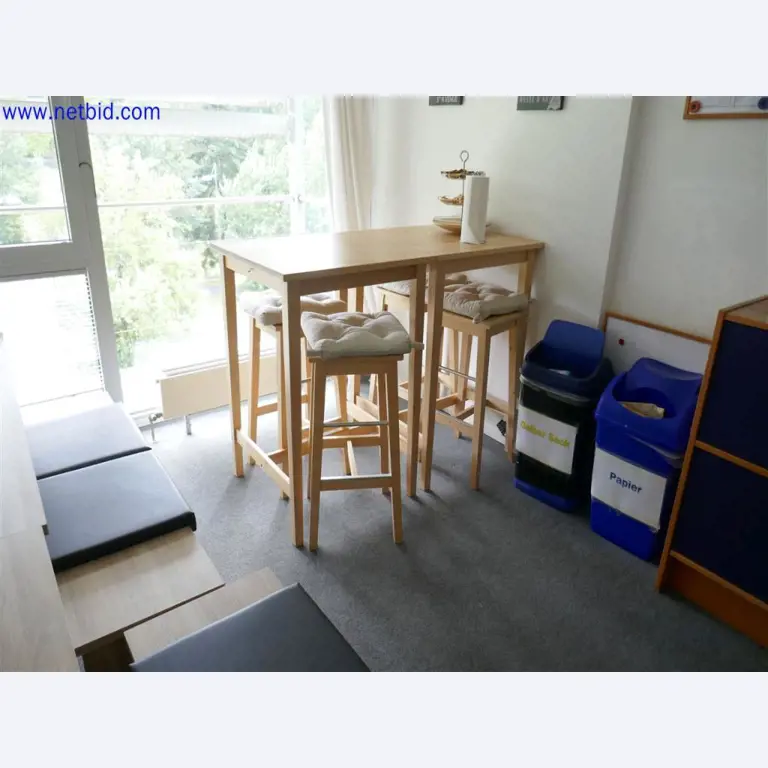 Gepflegte und umfangreiche Laborausstattung -1