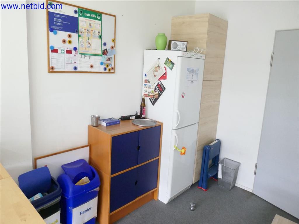 Gepflegte und umfangreiche Laborausstattung -3