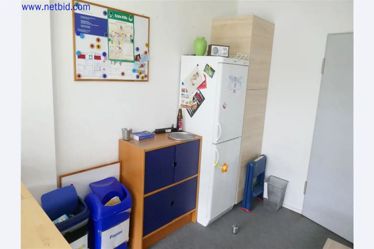 Gepflegte und umfangreiche Laborausstattung -3