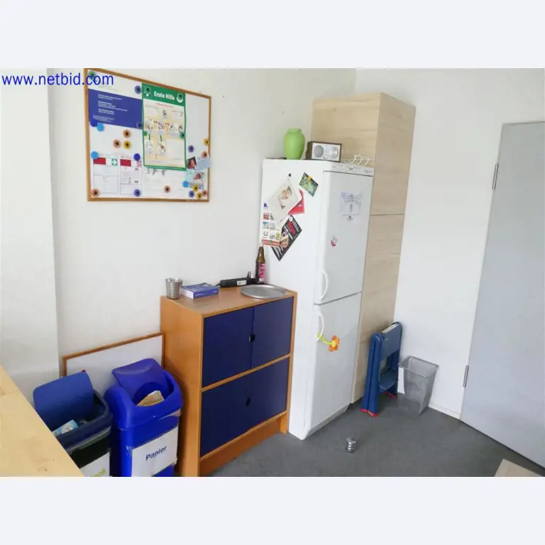 Gepflegte und umfangreiche Laborausstattung -3