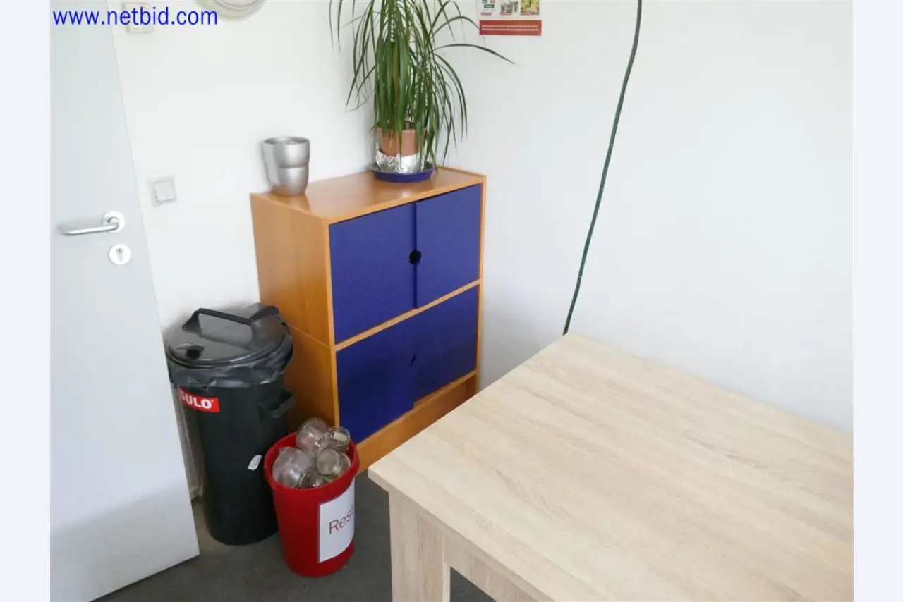 Gepflegte und umfangreiche Laborausstattung -4