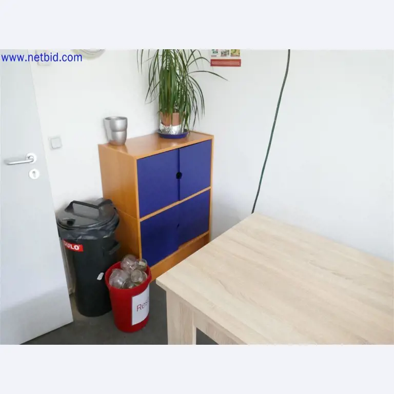 Gepflegte und umfangreiche Laborausstattung -4