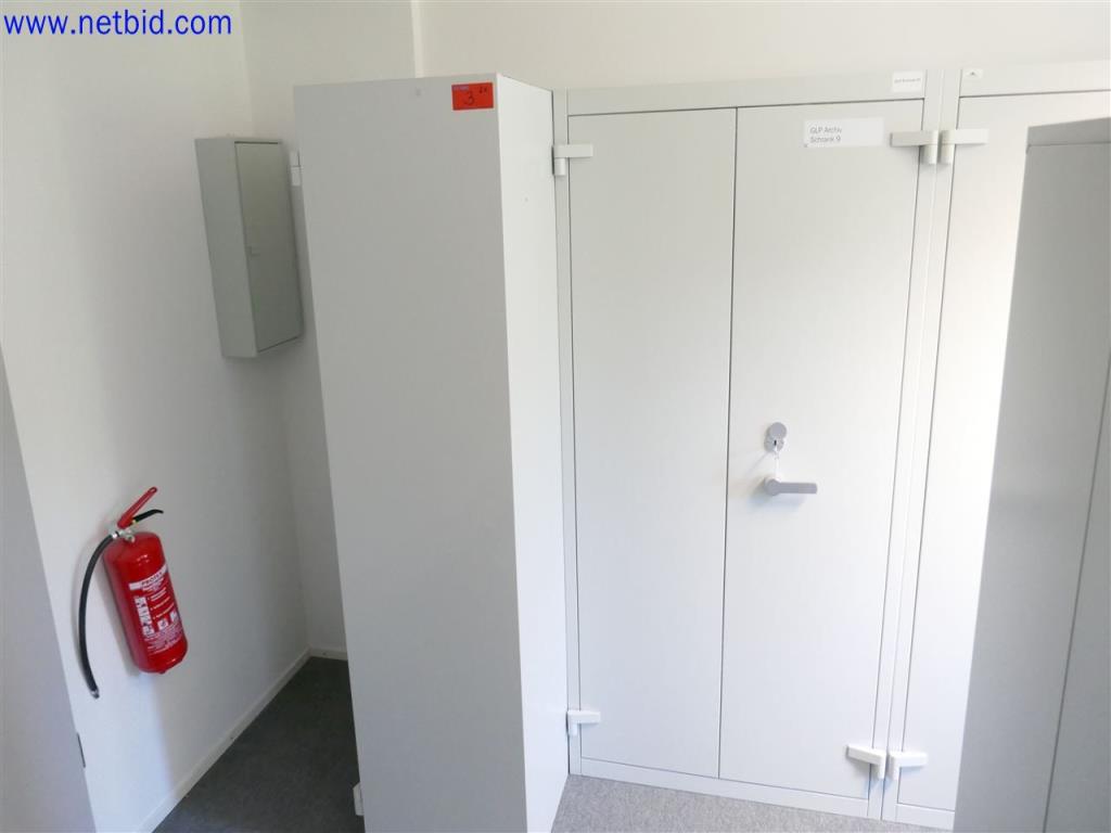 Equipamento de laboratório extenso e bem conservado-1