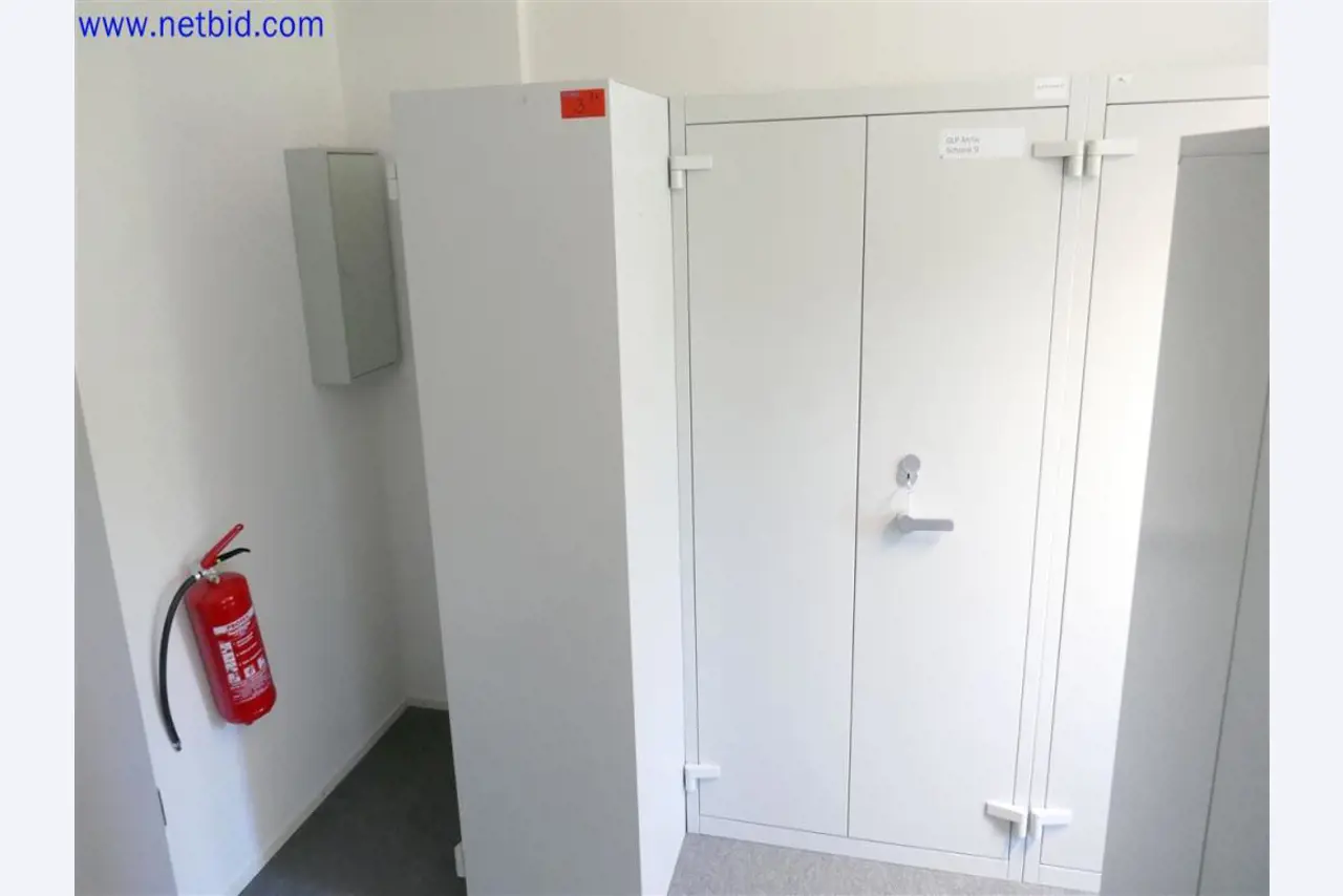 Equipos de laboratorio amplios y en buen estado-1