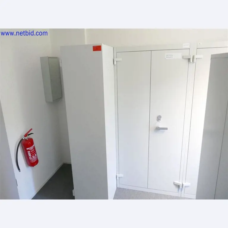 Equipos de laboratorio amplios y en buen estado-1