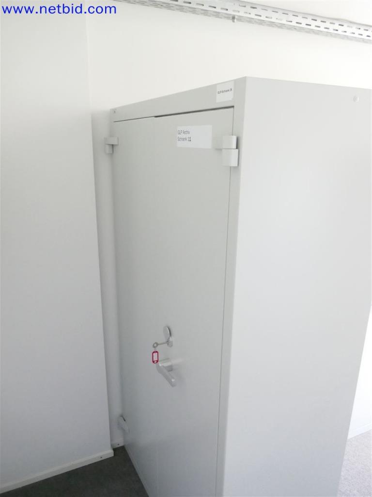 Equipamento de laboratório extenso e bem conservado-2